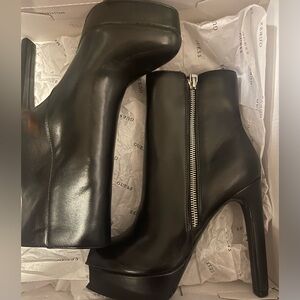 GUESS BOOTS. NWOT